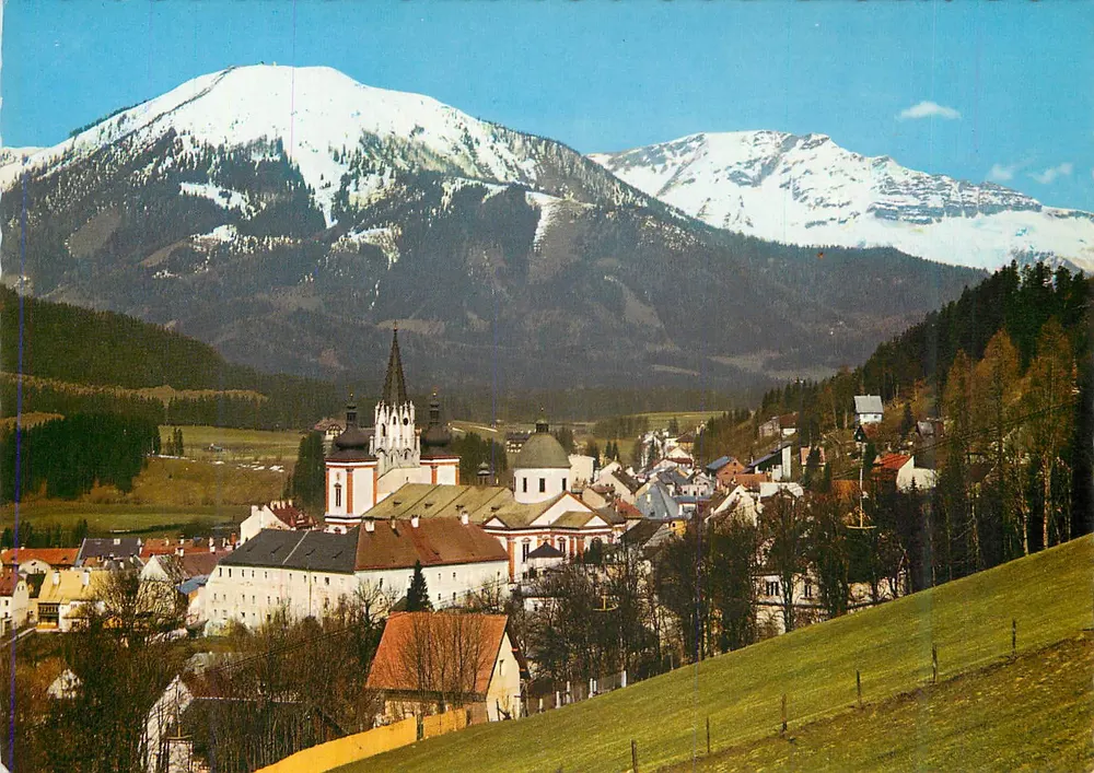 Alpine Dorf mit Kirche — schneebedeckte Berge im Hintergrund — Verlag nicht identifizierbar - Vorderseite