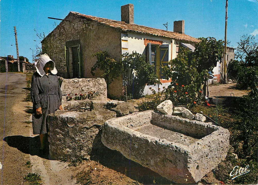 Mujer frente a una fuente de piedra — Estel — Editor Estel - Anverso