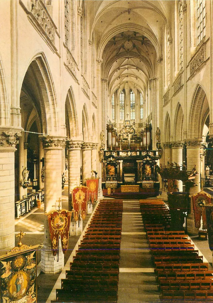 Innenansicht der Kathedrale — Ansicht des Kirchenschiffs und des Chors — unbekannter Verlag - Vorderseite