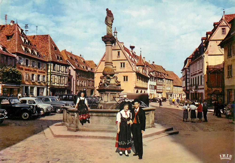 Zentralplatz von Riquewihr — Fontäne mit Statue — Verlag IRIS - Vorderseite