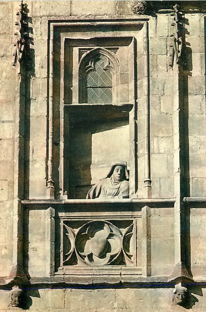 Statue einer Heiligen in einer gotischen Nische — Verlag nicht sichtbar - Vorderseite