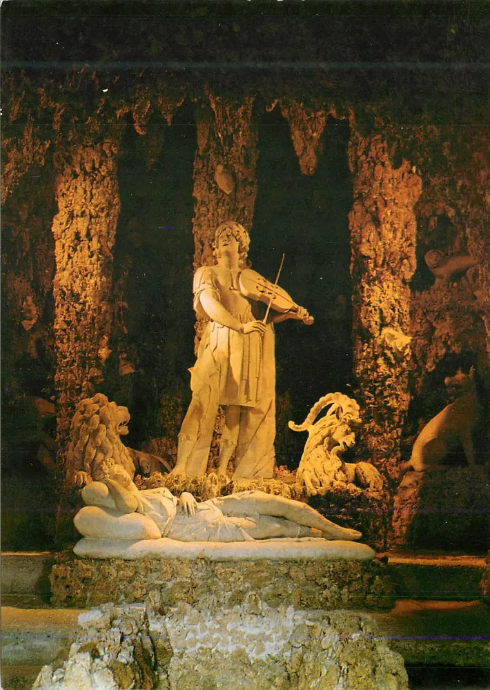 Fonte do Amor — estátua de músico com violino — Verona - Frente