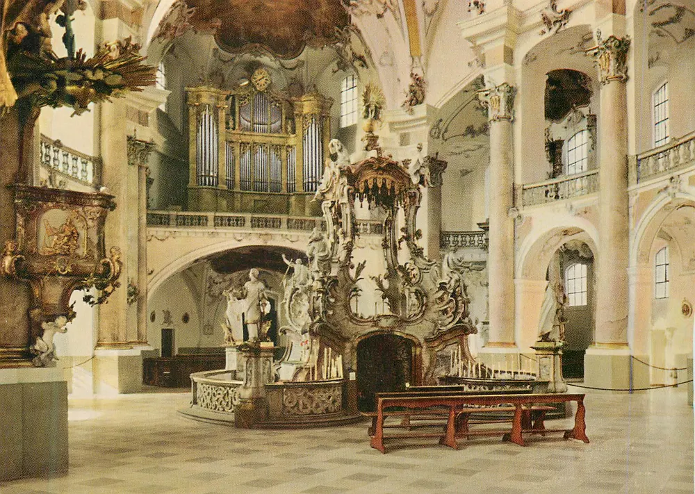 Innenansicht einer barocken Kirche — Orgel und geschnitzter Altar — Verlag nicht sichtbar - Vorderseite