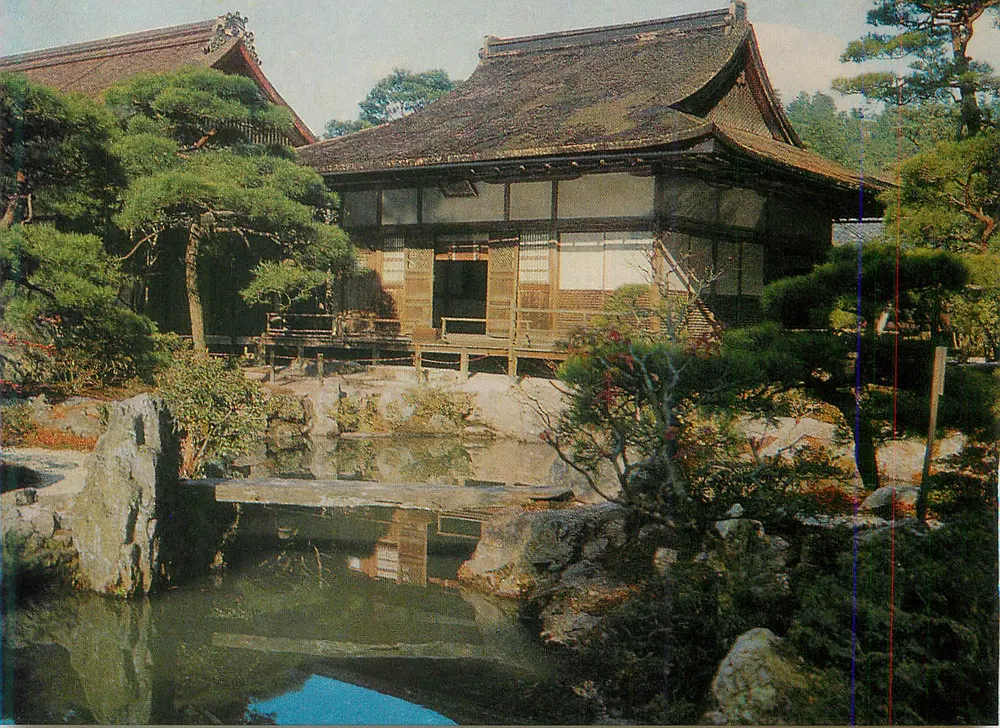 Jardim japonês — Pavilhão tradicional e ponte — Editor não visível - Frente