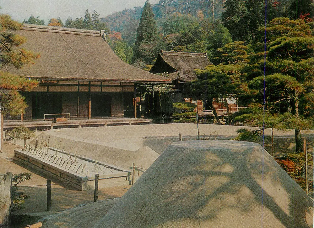 Traditioneller japanischer Tempel — Zen-Garten und Berg im Hintergrund — Verleger nicht sichtbar - Vorderseite