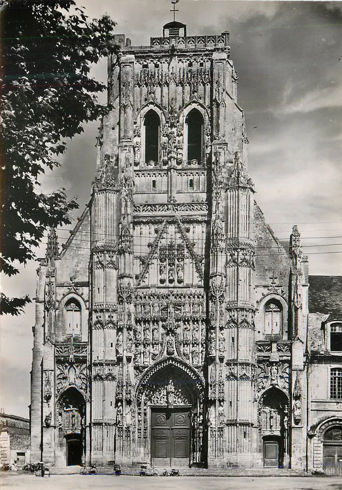 Kirche Saint-Pierre de Caumont — Gotische Fassade — Verlag nicht sichtbar - Vorderseite