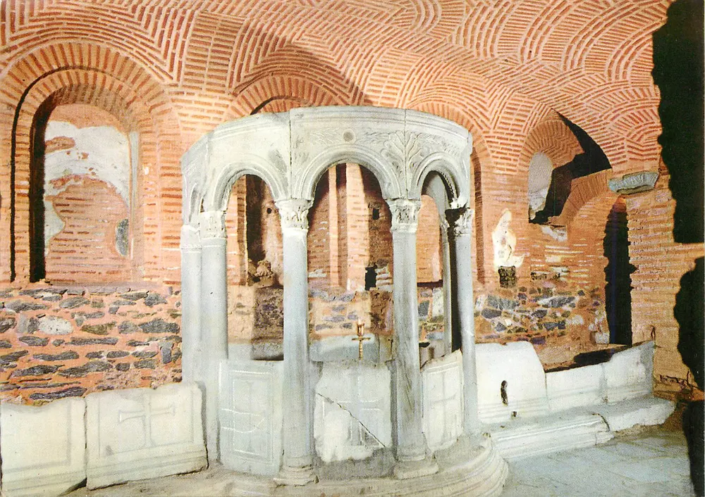 Interior da Igreja de Santa Maria de Tessalônica — ruínas e capitéis — editor não visível - Frente