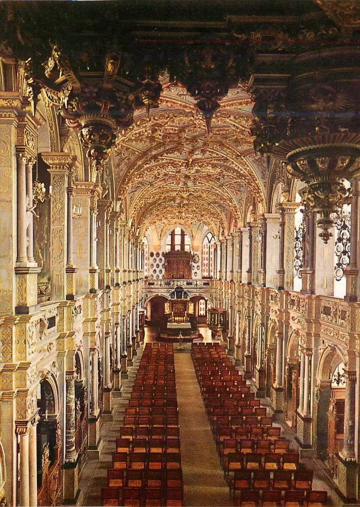 Interior de uma igreja barroca — detalhes dourados e abóbada esculpida — editor não visível - Frente