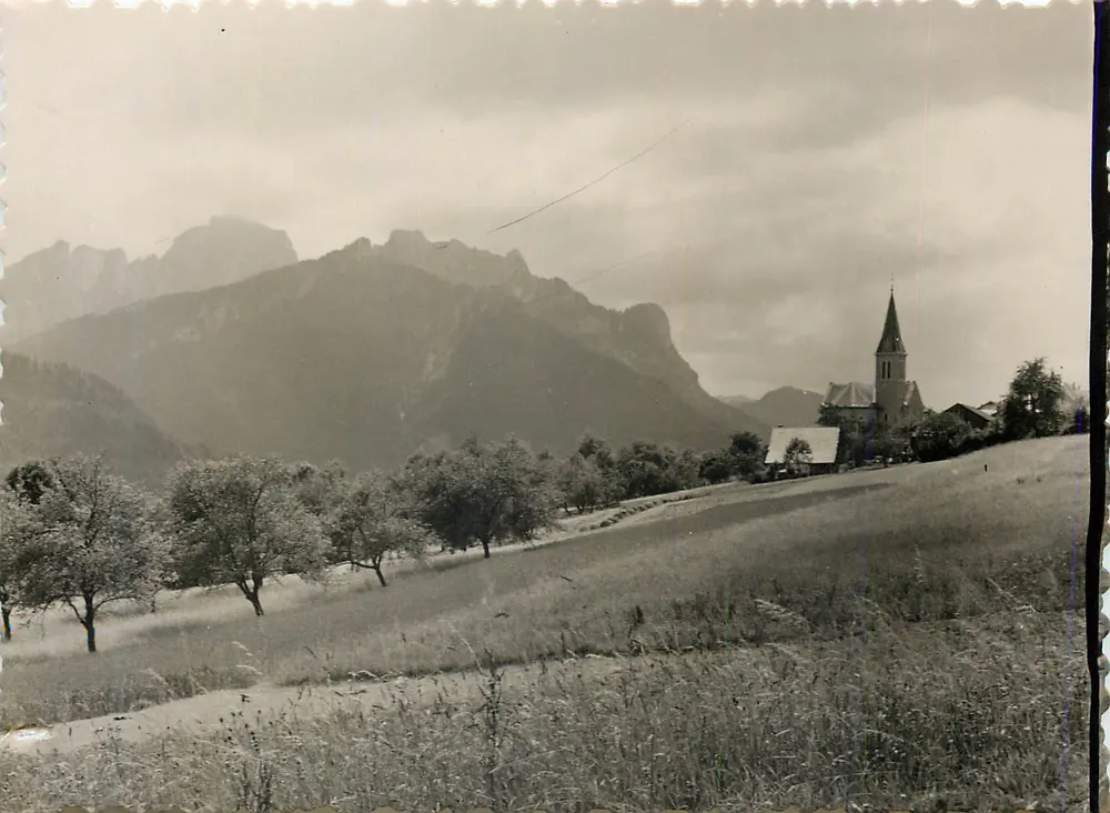 Bergansicht mit Kirche — französische Alpen — Verlag unbekannt - Vorderseite