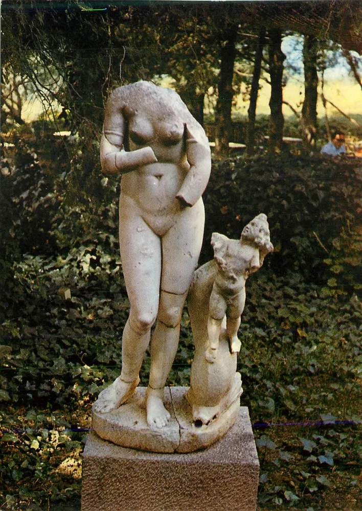 Antike Statue der Venus und ein kleiner Gott — Ansicht des Gartens des alten Schlosses Vincennes — Verlag: Moderne Ansichtskarte - Vorderseite