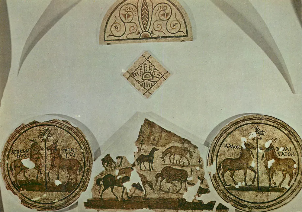 Römische Mosaiken — Dekorationen der alten Kirche Sainte-Marie — Archäologisches Museum von Paphos - Vorderseite