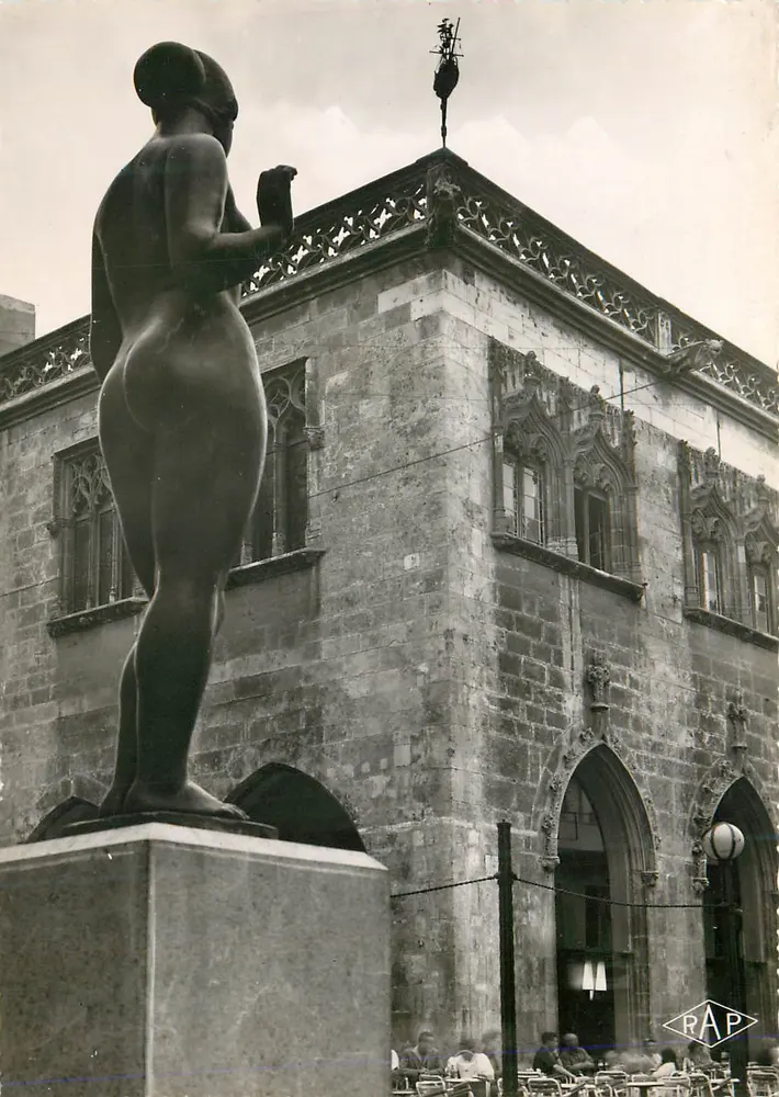 Estátua da mulher nuá — Praça da Bolsa — RAP, Paris - Frente