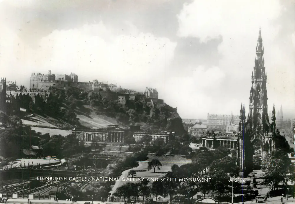 Castelo de Edimburgo, Galeria Nacional e Monumento a Scott — A 2186 - Frente