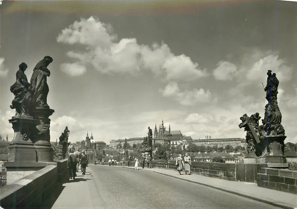 Ponte Charles — Praga — vista panorâmica com estátuas e castelo de Praga no fundo - Frente