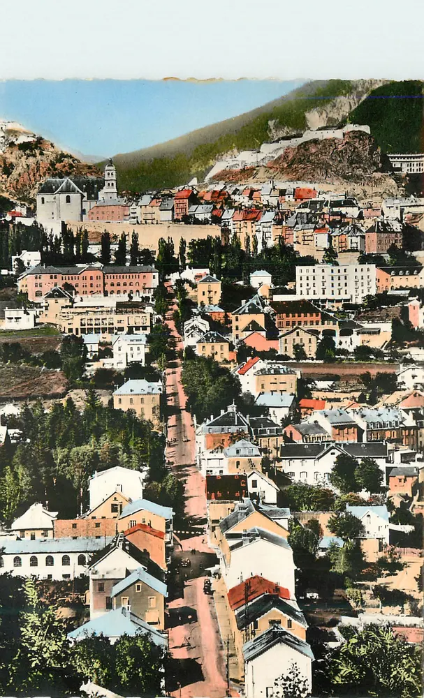 Cidade em colina — vista panorâmica — editor não identificável - Frente