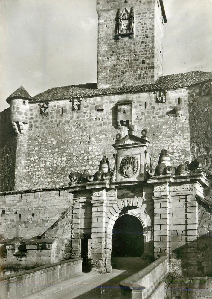 Haupteingang des Schlosses Puebla de Sanabria — befestigtes Gebäude mit Turm und Steinbogen - Vorderseite