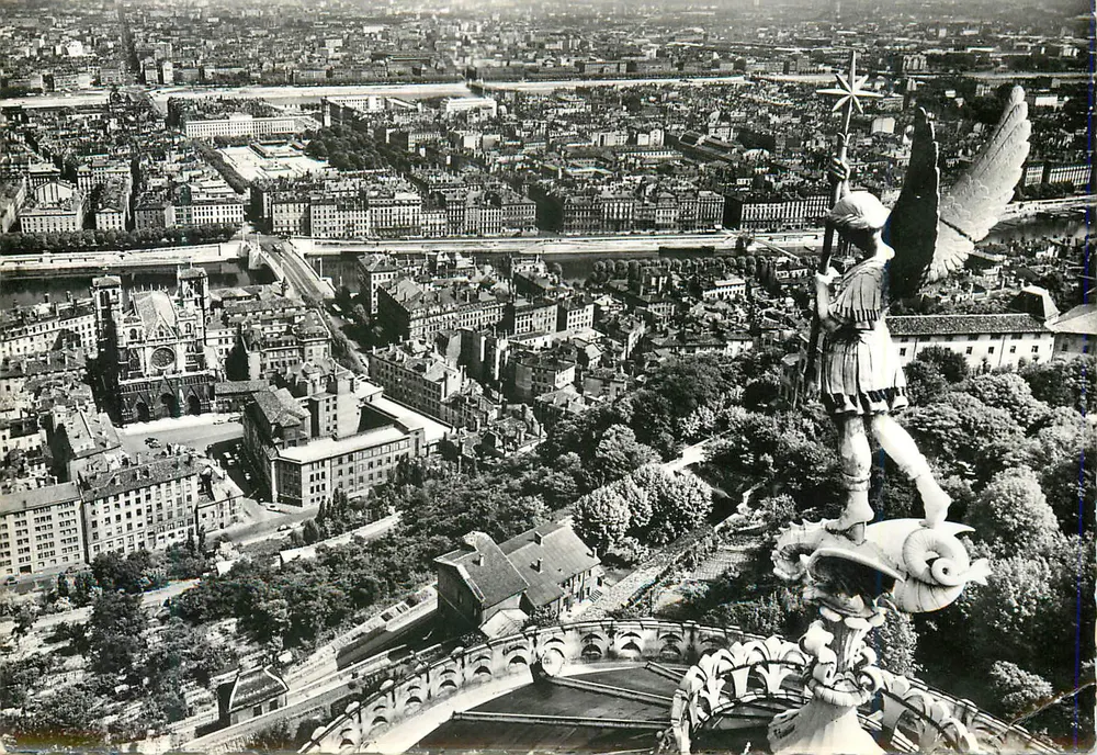 Vista aérea de Lyon — estátua do anjo guardião — editor desconhecido - Frente