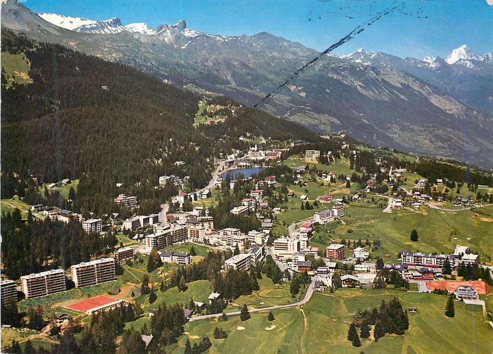 Vila alpina na montanha — vista aérea — editor não identificável - Frente
