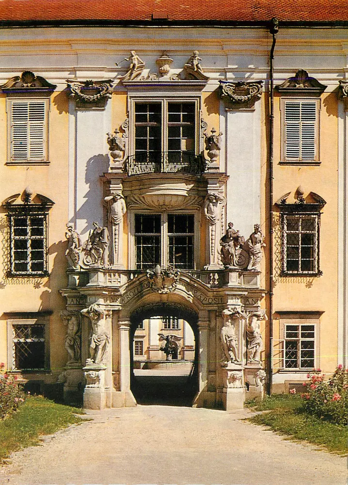 Portal des Schlosses Valtice — geschnitzte Verzierungen — Verlag nicht sichtbar - Vorderseite