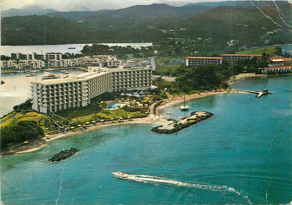 Luxushotel am Meer — Luftbild — Verlag nicht sichtbar - Vorderseite