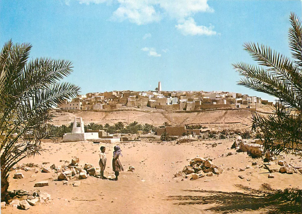 Vila deserta — vista panorâmica com dois crianças — editor não identificado - Frente