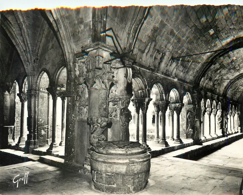 Interior de um claustro gótico — fonte esculpida — Greff - Frente