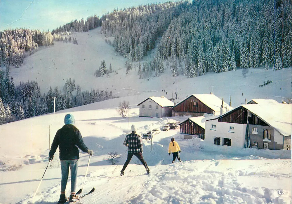 Skifahren in den schneebedeckten Bergen — unbekannter Verlag, Seriennummer nicht lesbar - Vorderseite