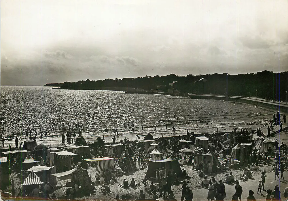 Żywiołowa plaża — kąpielowce i wystrzykane kabinki — wydawca nieodczytalny - Awers
