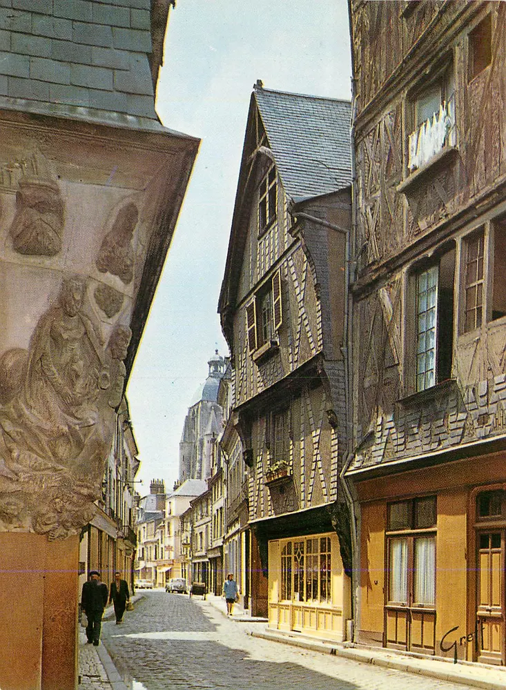Narrow Street in Rouen — Holzständerfassaden und Skulptur — Gret - Vorderseite