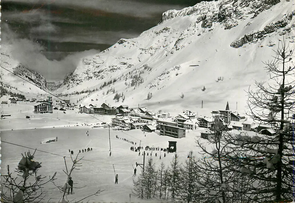 Ski-Ort in den Bergen — Panoramablick — unbekannter Verlag - Vorderseite