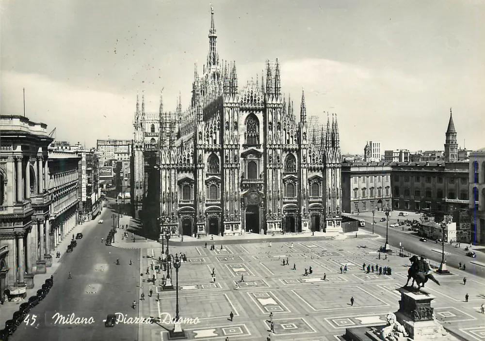 Milão - Piazza Duomo — vista do Duomo e da praça — editor desconhecido, n° 45 - Frente