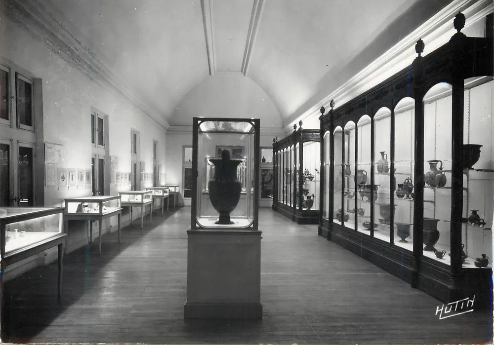 Sala wystawowa muzeum — przedmioty archeologiczne — Hutin - Awers