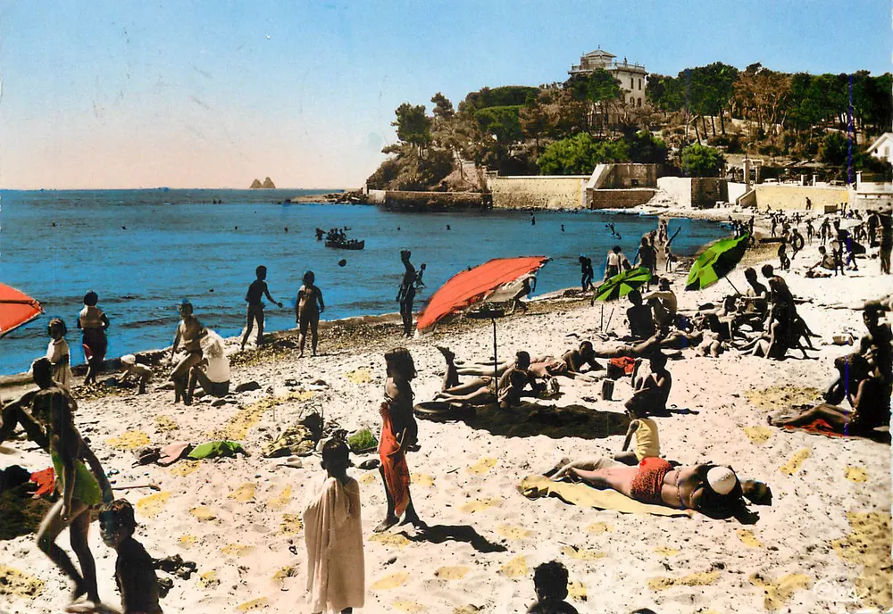 Praia animada em Cannes — vista da costa — editor não identificado - Frente