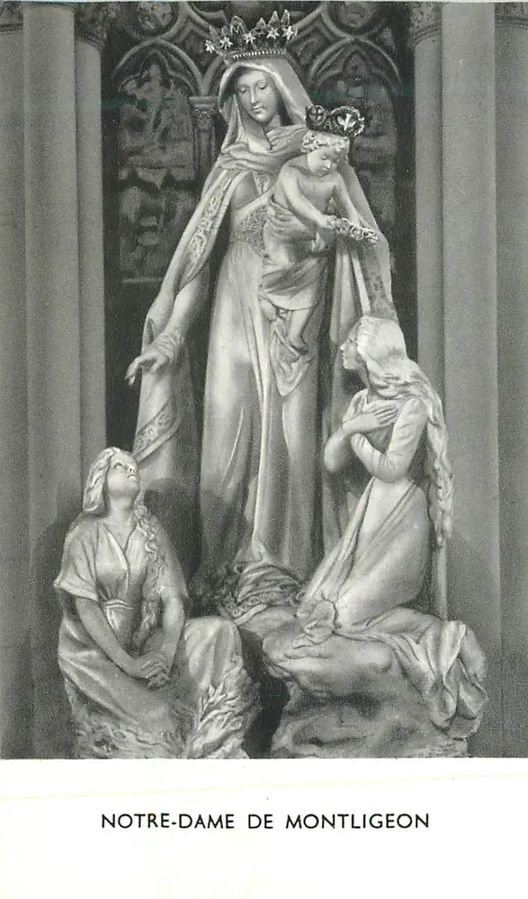 Notre-Dame de Montligeon — Statue der Jungfrau mit Kind zwischen zwei Pilgern — unbekannter Verlag - Vorderseite