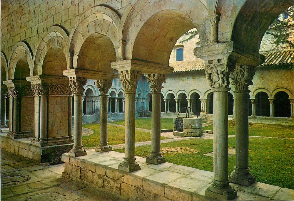 Cour interior do mosteiro de Sant Cugat — vista das arcadas romanas — editor não visível - Frente