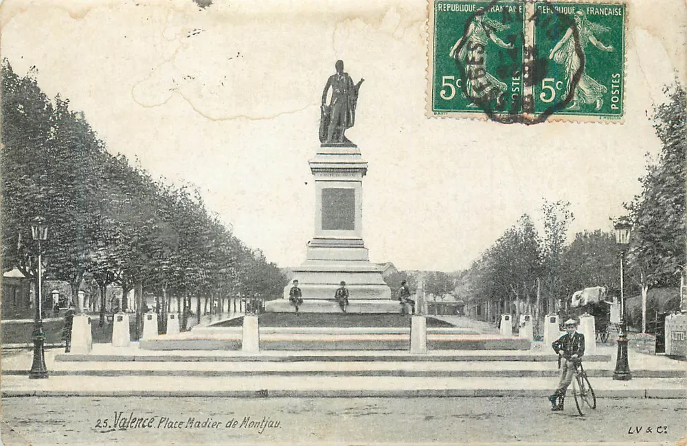 Valence - Praça Madier de Montjau — monumento central com estátua — LV & Cie, n°25 - Frente