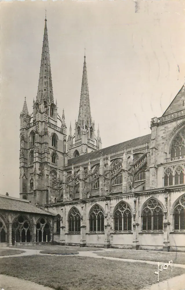 Catedral Nossa Senhora de Lyon — vista do claustro e das flechas — editor Lyon, n° 109 - Frente