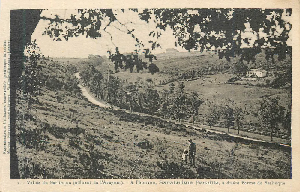 Tal der Berlinque (Zufluss des Aveyron) — Im Hintergrund, Sanatorium Fenaille, rechts Bauernhof Berlinque — Verlag: Reproductions et Utilisations commerciales, Saint-Clément-d'Aubignac - Vorderseite