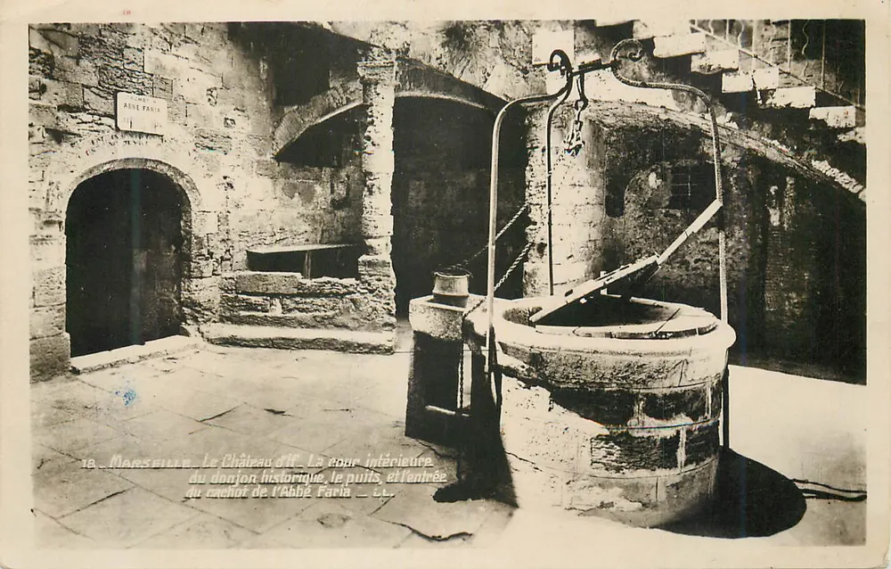 Marselha — O castelo de If: a cour intérieure, o poço e a entrada do donjon histórico do Abade Faria — LL - Frente