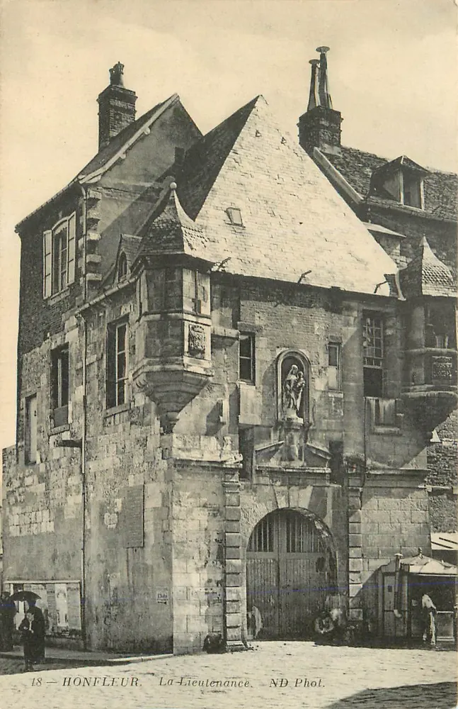 Honfleur — A Lieutenante — ND Phol. - Frente