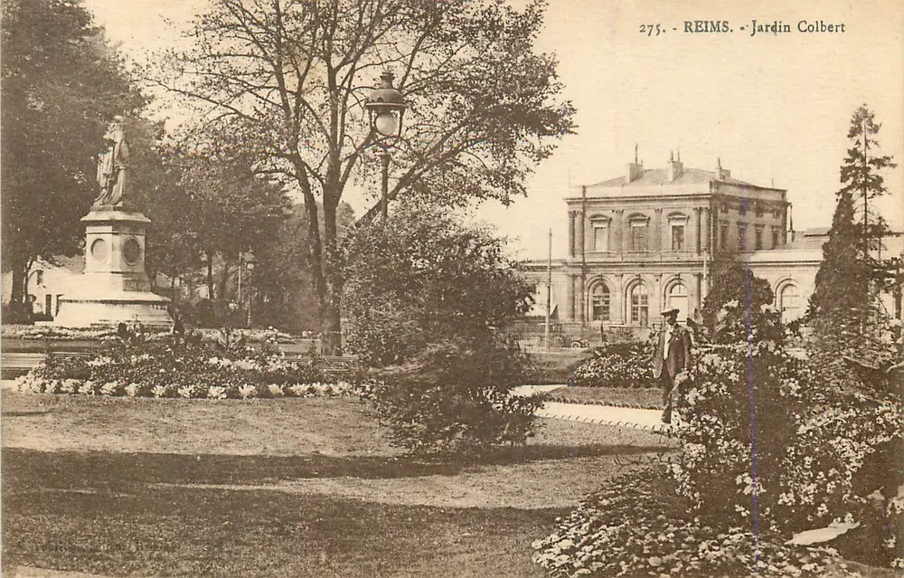 Reims - Jardim Colbert — estátua e edifício em segundo plano - Frente