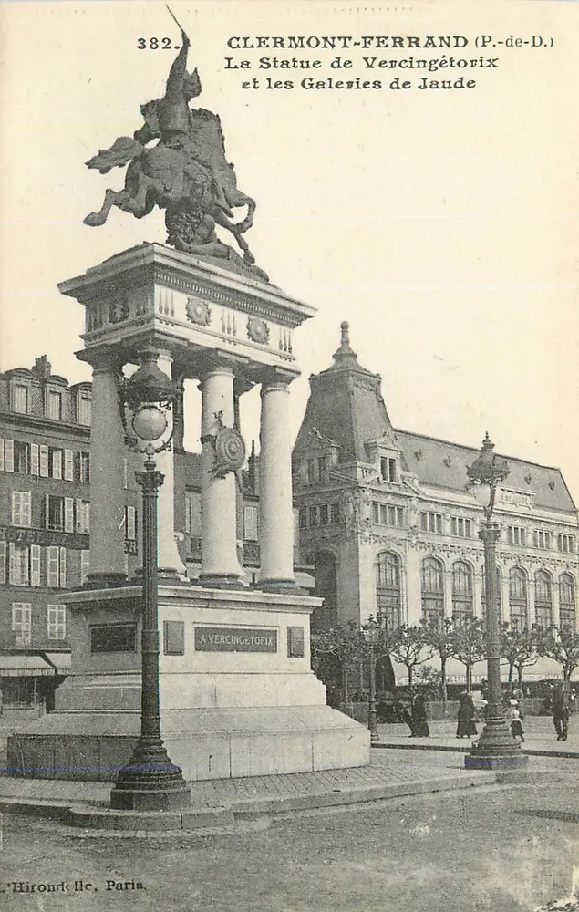 Clermont-Ferrand (P.-de-D.) — Die Statue von Vercingétorix und die Galeries de Jaude — L'Hirondelle, Paris, n° 382 - Vorderseite