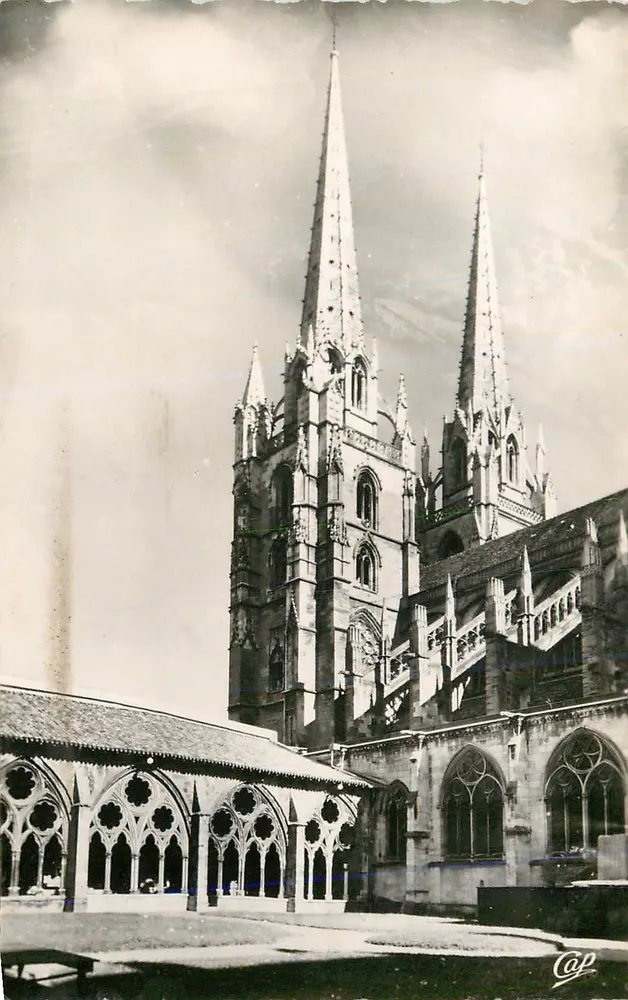 Catedral de Nossa Senhora de Rouen — vista do claustro e das flechas — editor Cap - Frente