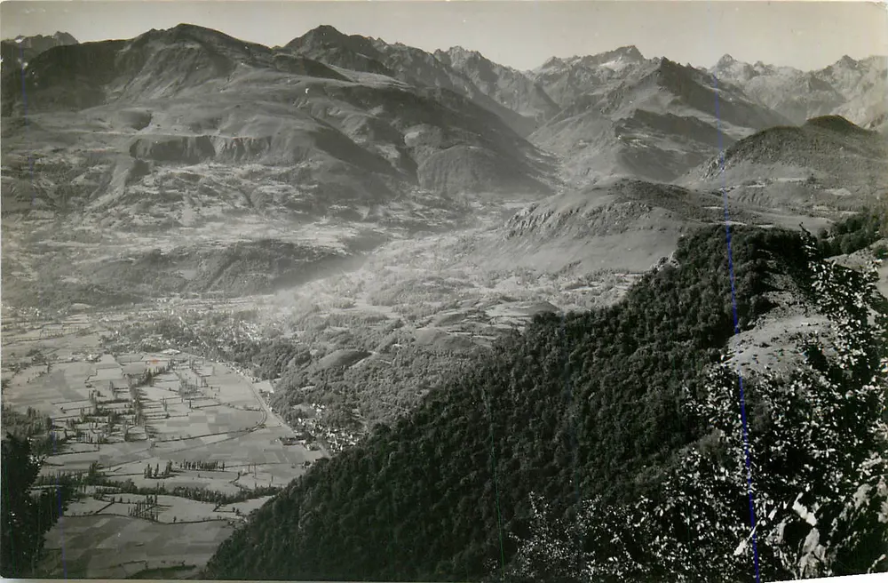 Vista panorâmica das montanhas e do vilarejo — editor não identificável, número de série ilegível - Frente