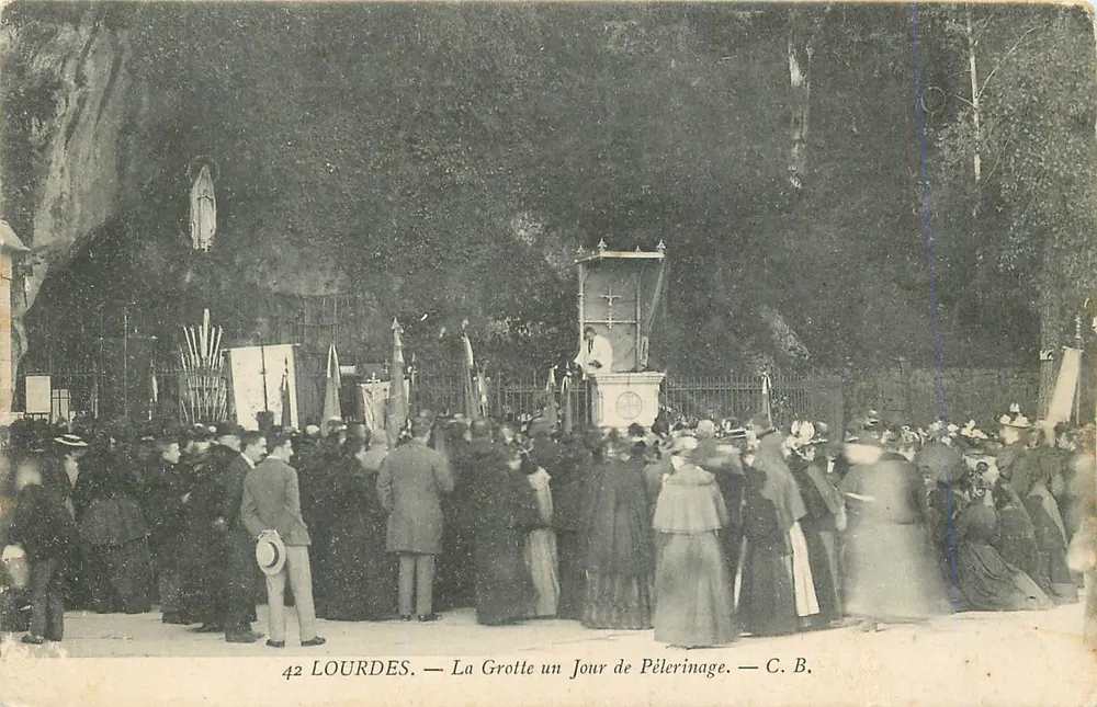 Lourdes — Die Grotte an einem Pilgertag — C.B. - Vorderseite