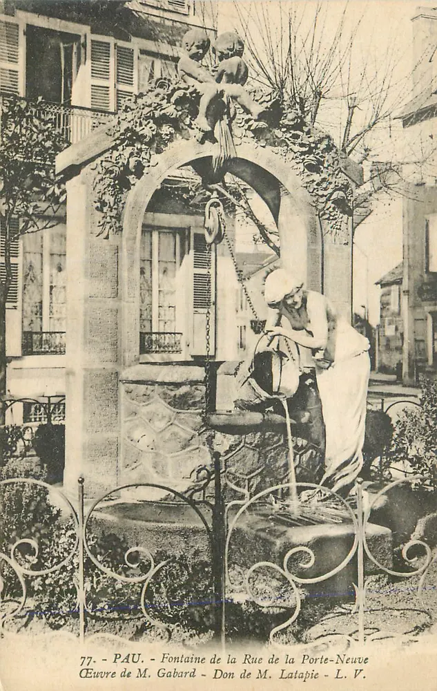 Pau - Fontäne der Rue de la Porte-Neuve — Werk von Herrn Gabard, Geschenk von Herrn Latapie - Vorderseite