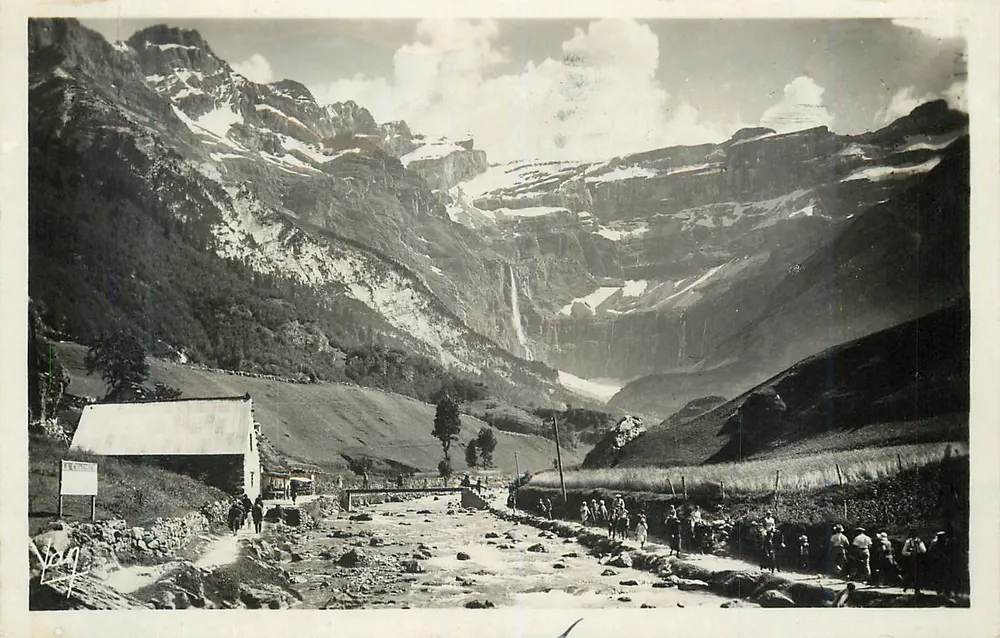 Vale da Gébroulaz — vista panorâmica com cascata e trilha — editor não identificado - Frente