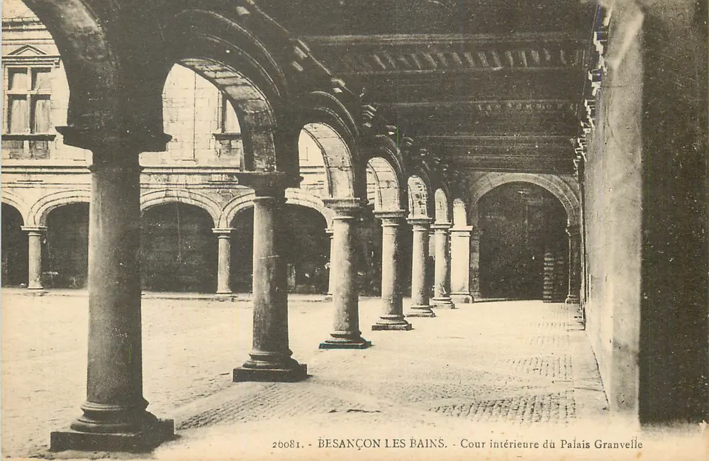 BESANÇON LES BAINS - Innenhof des Palais Granvelle - Vorderseite