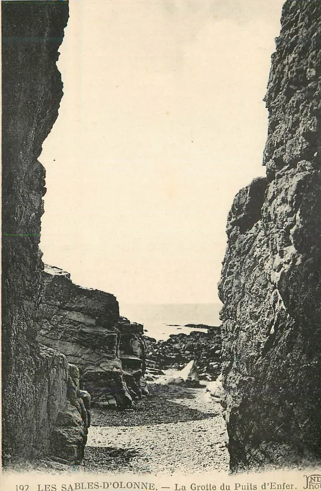 Les Sables-d'Olonne — De Grot van het Putje van de Hel — J. Thour - Voorkant