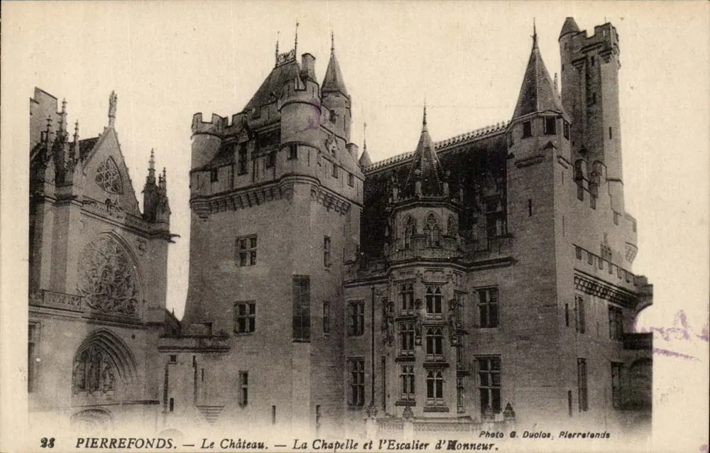 Pierrefonds — Das Schloss, Die Kapelle und Die Treppe von Monneur — Foto G. Duolos, Pierrefonds - Vorderseite